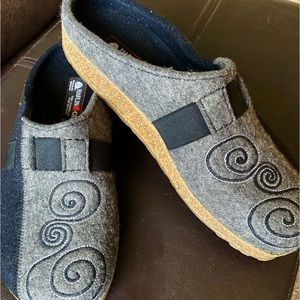 Beautiful wool walking shoes by Harlingen. Womens sz 11